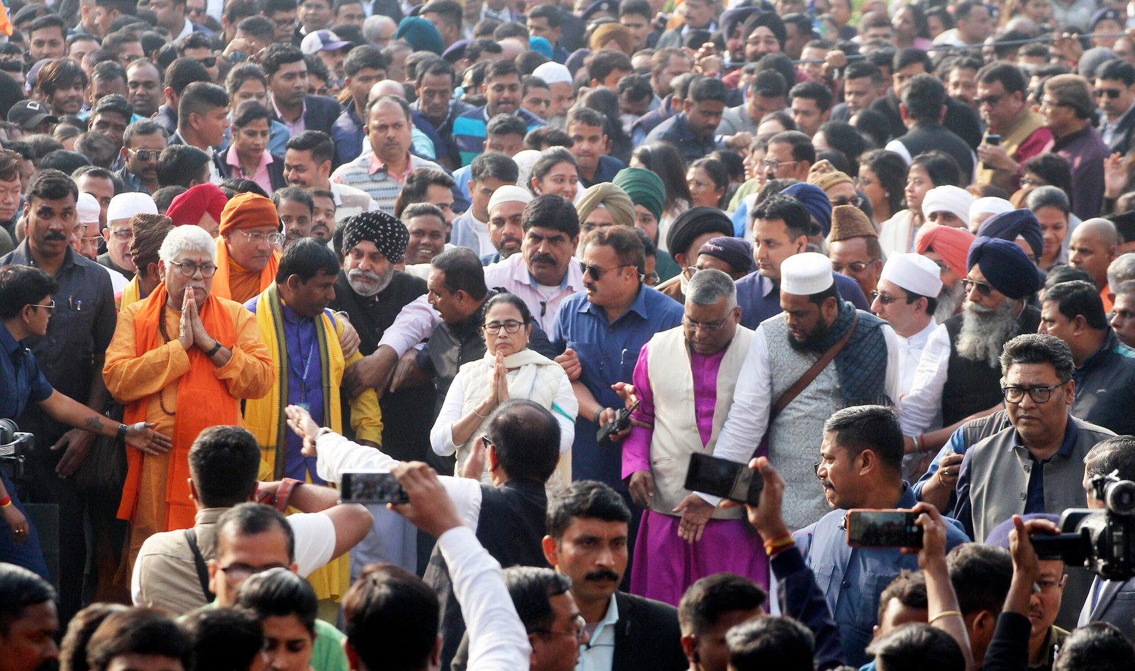 'ধর্ম যার যার, উৎসব সবার', মুখ্যমন্ত্রীর সঙ্গে হাতে হাত ধরে সংহতি মিছিলে পা মেলালেন ধর্মগুরুরা