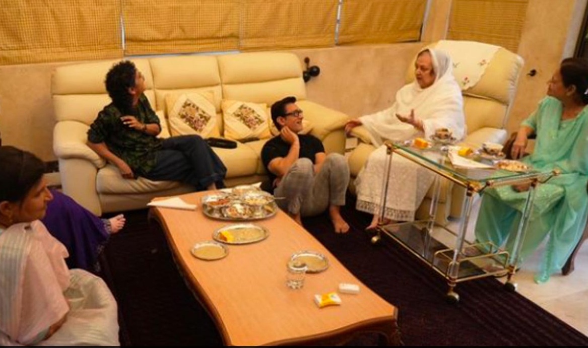 আমির খানের পরিবারের সঙ্গে নতুন বছর পালন করলেন সায়রা বানু, সোশ্যাল মিডিয়ায় সেই ছবি শেয়ার করলেন বর্ষীয়ান অভিনেত্রী