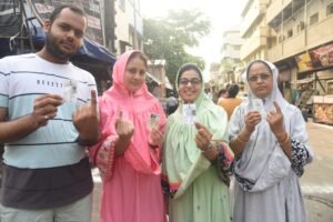 সস্ত্রীক ভোট দিলেন উত্তর কলকাতার তৃণমূল প্রার্থী সুদীপ বন্দ্যোপাধ্যায়
