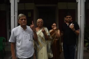 সস্ত্রীক ভোট দিলেন উত্তর কলকাতার তৃণমূল প্রার্থী সুদীপ বন্দ্যোপাধ্যায়