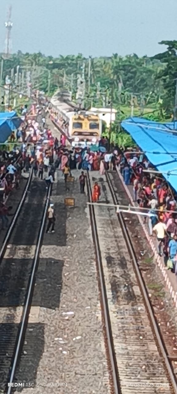 শিয়ালদহ দক্ষিণ শাখার একাধিক স্টেশনে মহিলা কামরা বাড়ানোর দাবিতে রেল অবরোধ