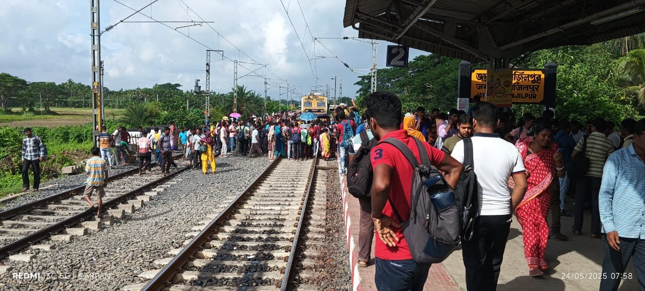 শিয়ালদহ দক্ষিণ শাখার একাধিক স্টেশনে মহিলা কামরা বাড়ানোর দাবিতে রেল অবরোধ