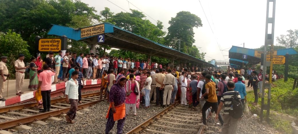 শিয়ালদহ দক্ষিণ শাখার একাধিক স্টেশনে মহিলা কামরা বাড়ানোর দাবিতে রেল অবরোধ