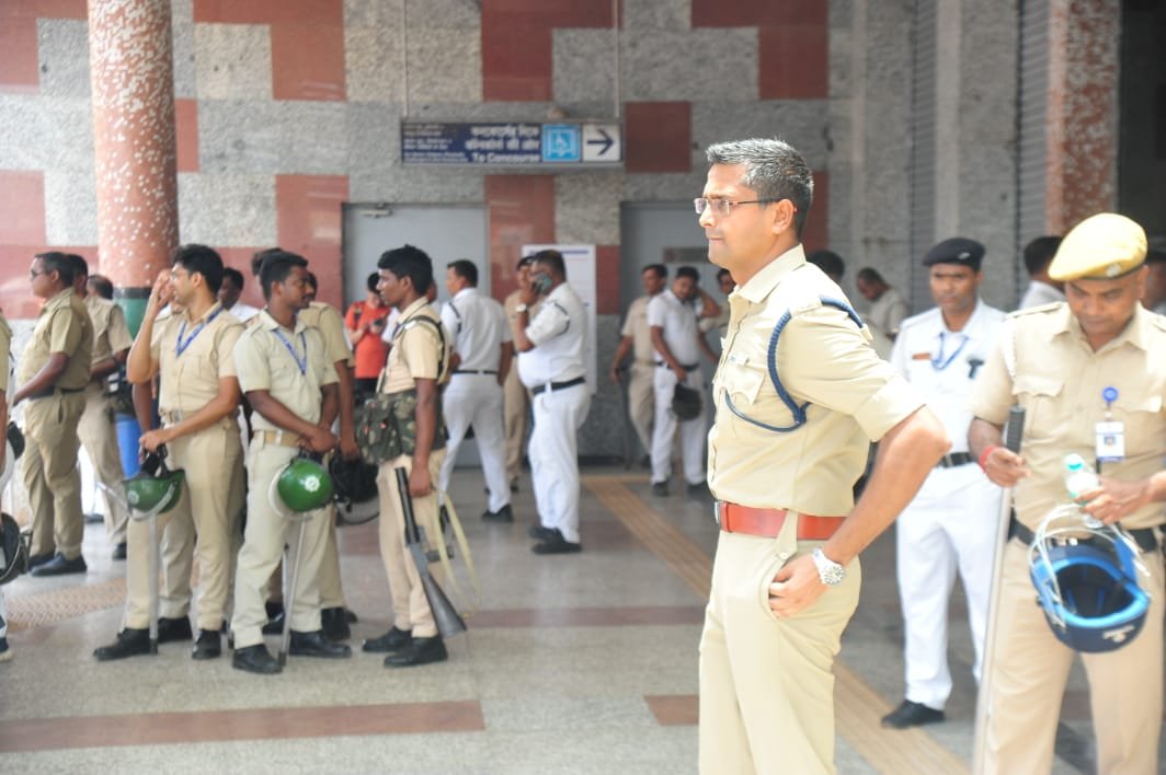 চাকরিহারা শিক্ষকদের ‘অর্ধনগ্ন’ মিছিলে বিশৃঙ্খলার আশঙ্কা, শিয়ালদহ স্টেশন ও এসপ্লেনেড ধরপাকড় পুলিশের 4 চাকরিহারা শিক্ষকদের ‘অর্ধনগ্ন’ মিছিলে বিশৃঙ্খলার আশঙ্কা, শিয়ালদহ স্টেশন ও এসপ্লেনেড ধরপাকড় পুলিশের