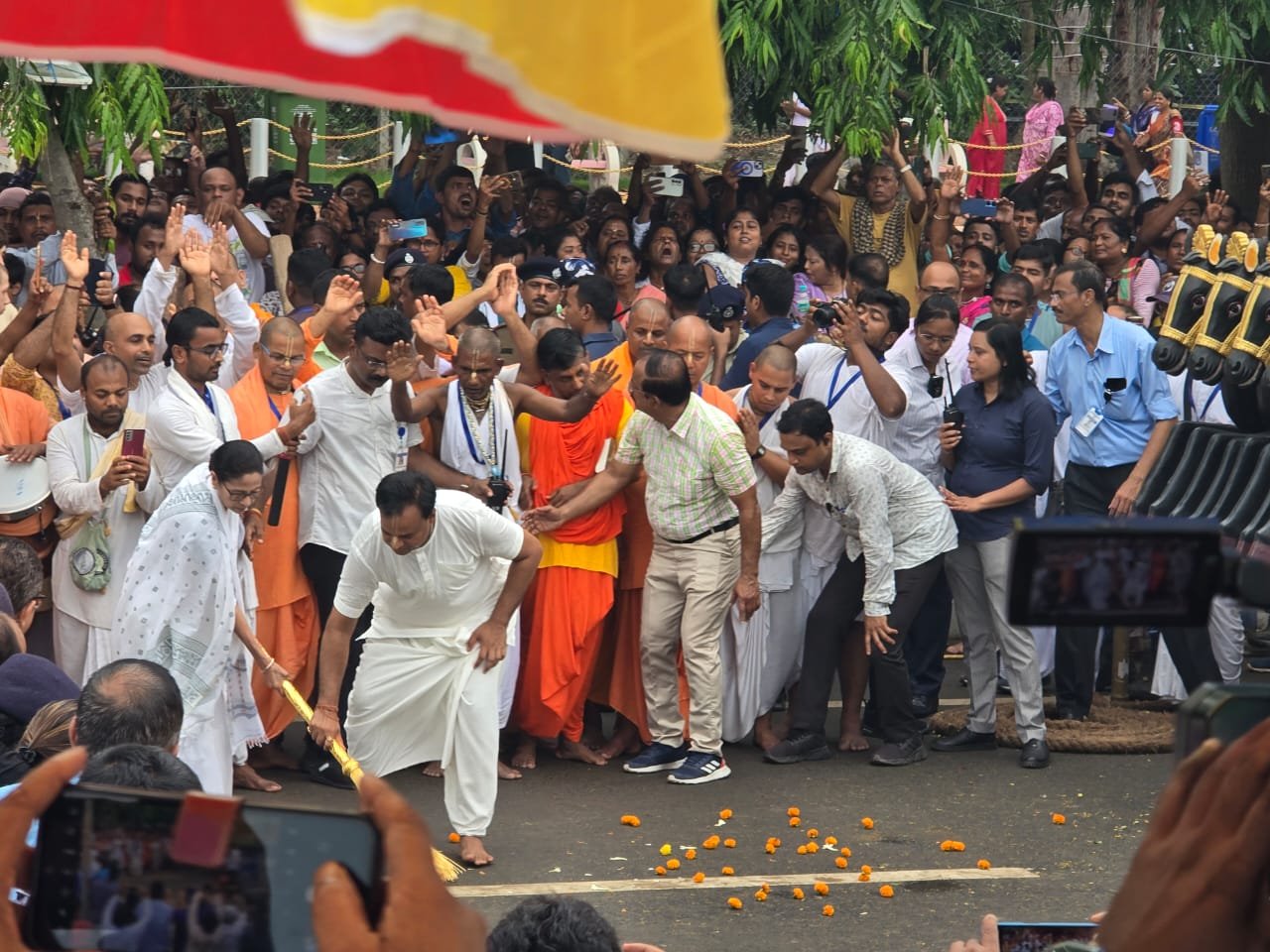 দিঘায় রথযাত্রার শুভারম্ভ করলেন মুখ্যমন্ত্রী 2 দিঘায় রথযাত্রার শুভারম্ভ করলেন মুখ্যমন্ত্রী