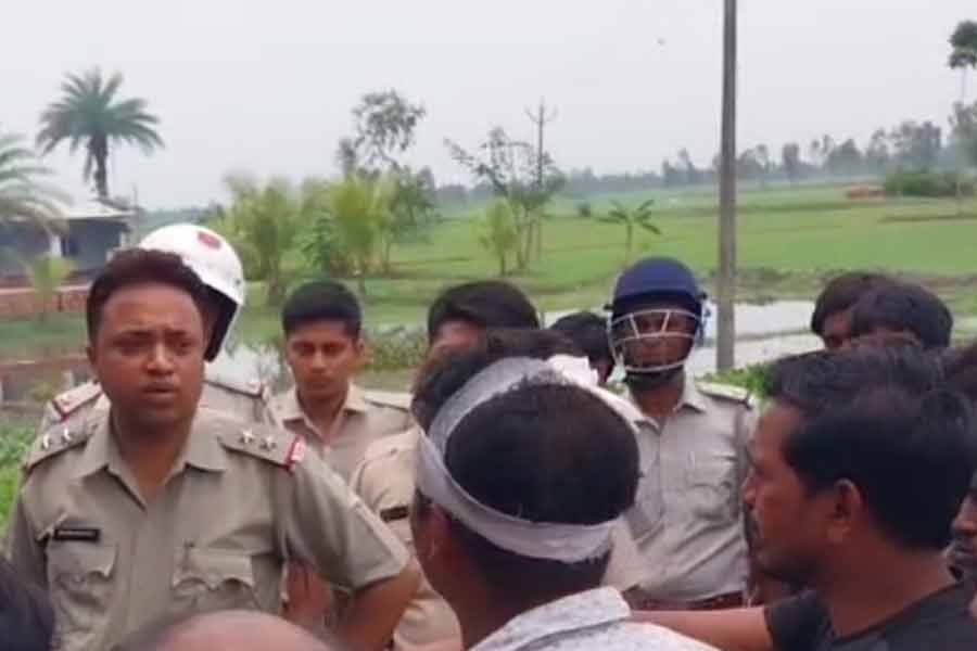 জয়নগরে মদ্যপান বন্ধ এবং দোষীদের শাস্তির দাবিতে রাস্তা অবরোধ করে প্রতিবাদ