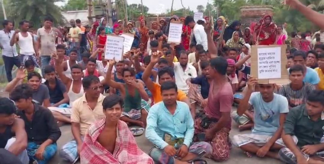 জয়নগরে মদ্যপান বন্ধ এবং দোষীদের শাস্তির দাবিতে রাস্তা অবরোধ করে প্রতিবাদ