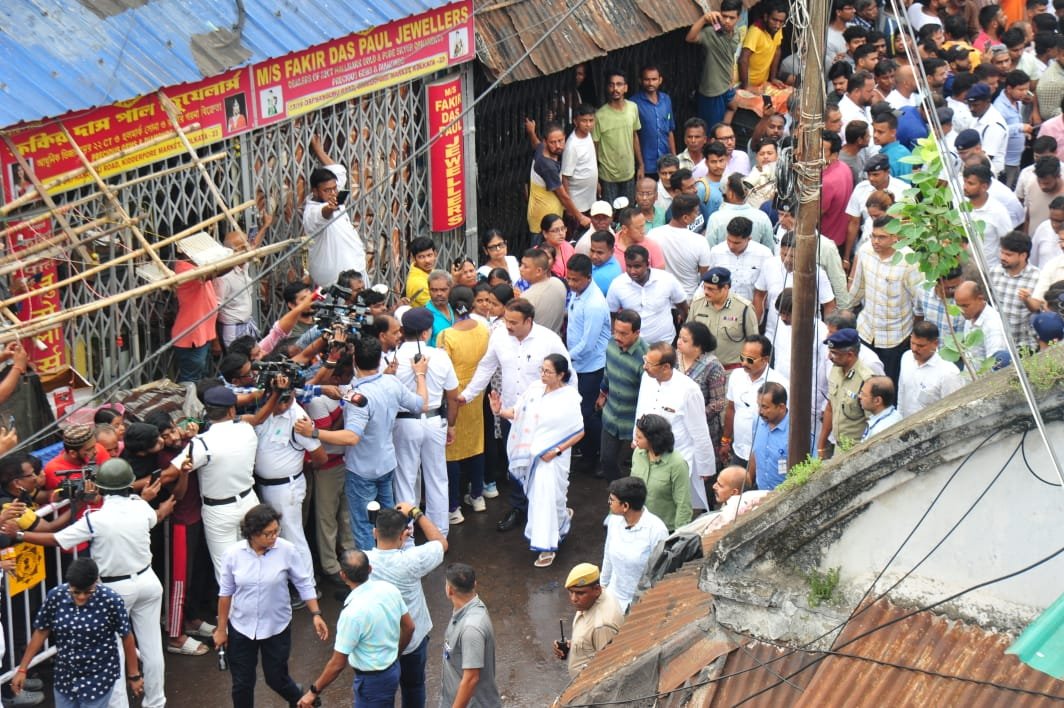 খিদিরপুরে মার্কেট পরিদর্শনে মুখ্যমন্ত্রী, ক্ষতিপূরণের ঘোষণা 1 খিদিরপুরে মার্কেট পরিদর্শনে মুখ্যমন্ত্রী, ক্ষতিপূরণের ঘোষণা