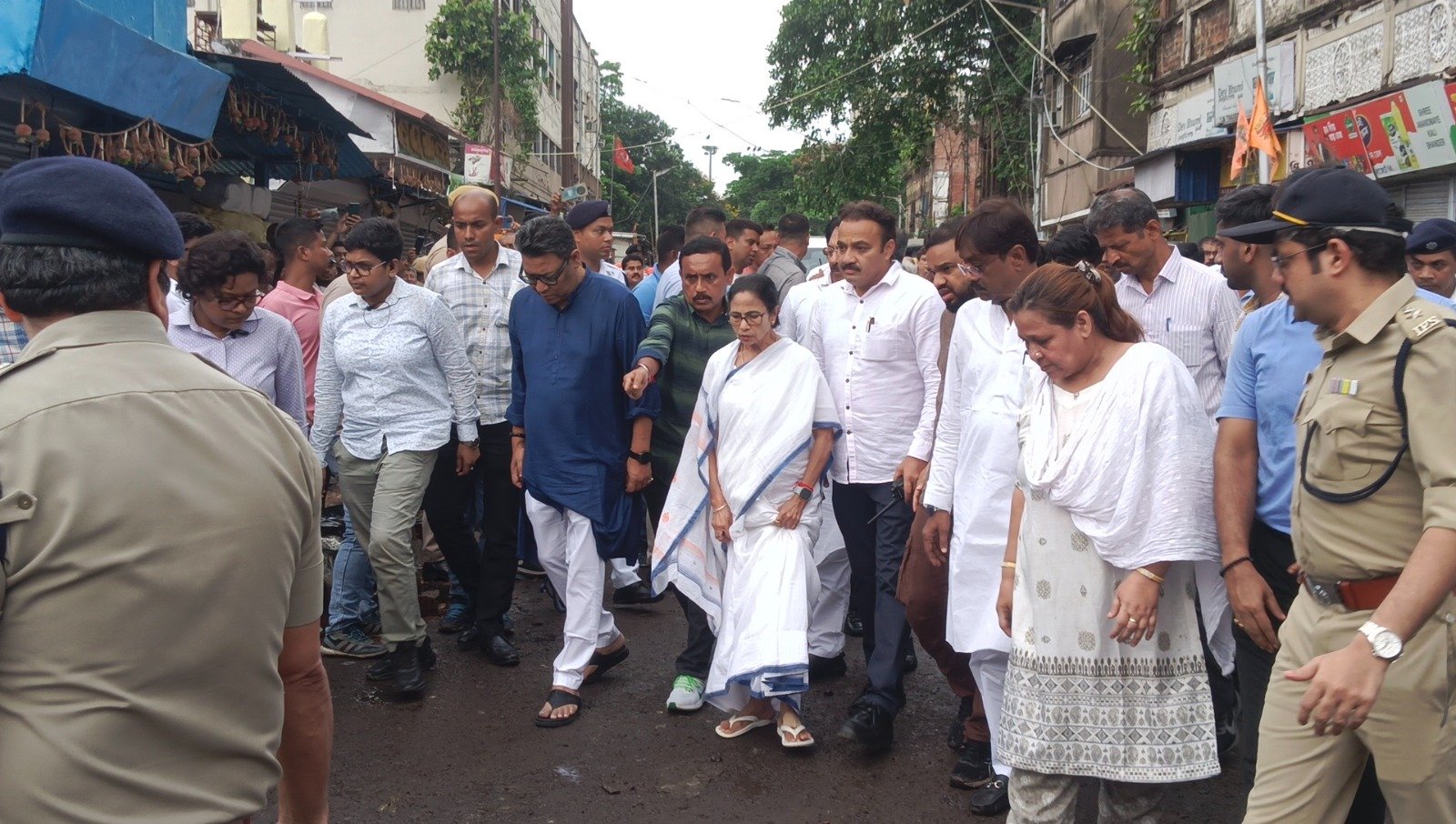 খিদিরপুরে মার্কেট পরিদর্শনে মুখ্যমন্ত্রী, ক্ষতিপূরণের ঘোষণা 2 খিদিরপুরে মার্কেট পরিদর্শনে মুখ্যমন্ত্রী, ক্ষতিপূরণের ঘোষণা
