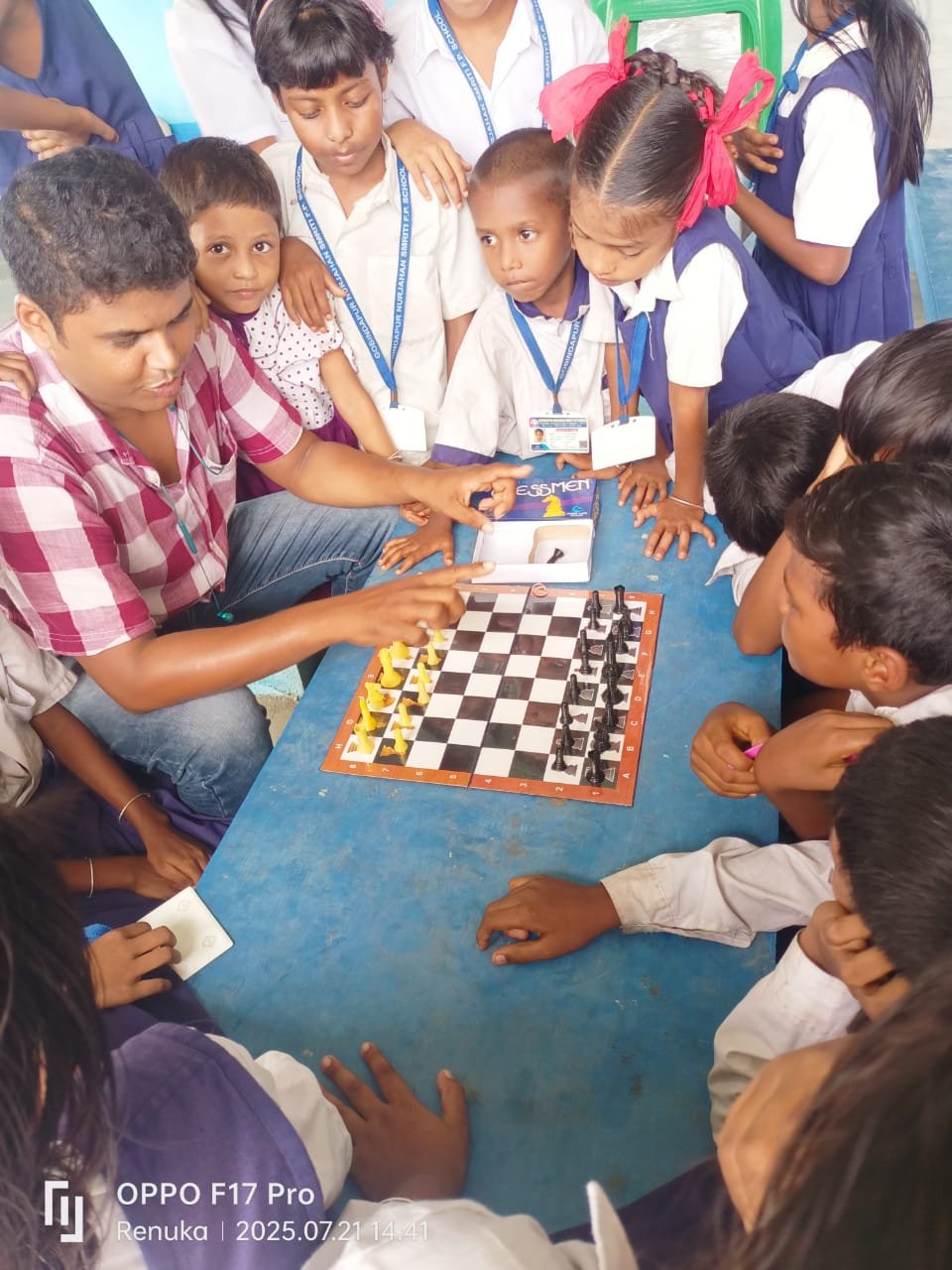 জয়নগরের প্রাথমিক স্কুল গুলিতে পড়াশোনার পাশাপাশি দাবা খেলা শেখানো হচ্ছে