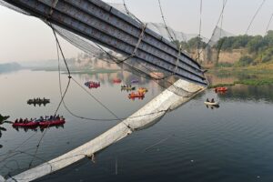গুজরাতের ভাদোদরায় ভয়াবহ সেতু বিপর্যয়: মহিসাগর নদীতে পড়ে গেল গাড়ি, মৃত অন্তত ৯