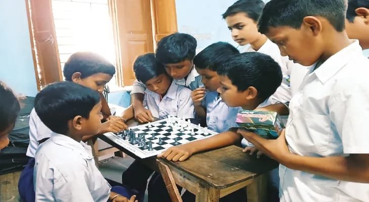 জয়নগরের প্রাথমিক স্কুল গুলিতে পড়াশোনার পাশাপাশি দাবা খেলা শেখানো হচ্ছে