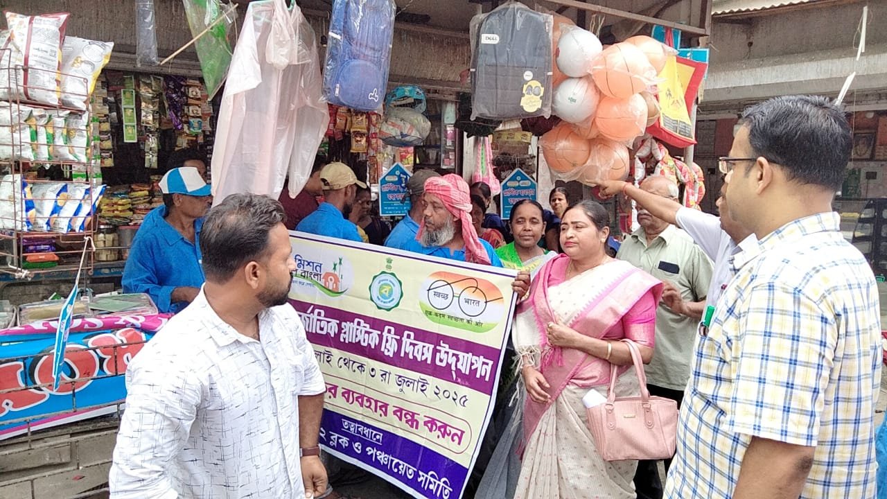 প্লাস্টিক ব্যবহার করা যাবে না, বাজার ঘুরে কড়া বার্তা বিডিও-জনপ্রতিনিধিদের