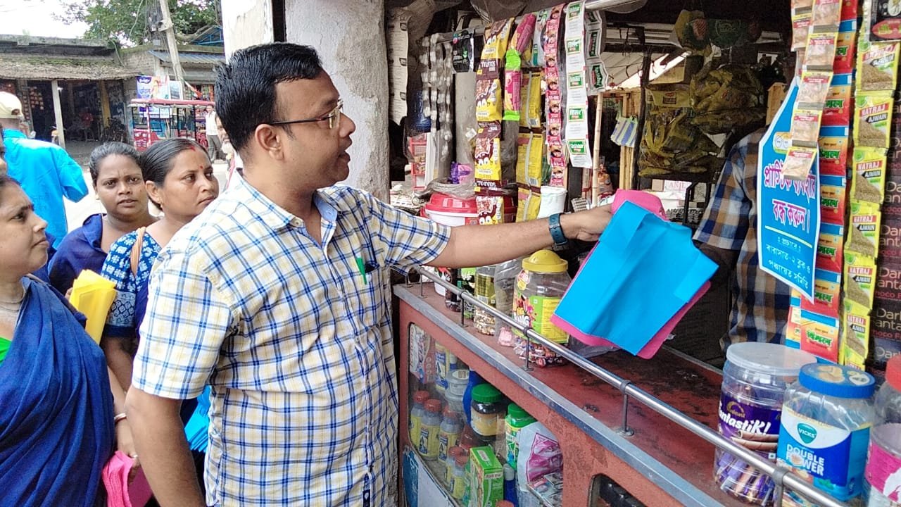 প্লাস্টিক ব্যবহার করা যাবে না, বাজার ঘুরে কড়া বার্তা বিডিও-জনপ্রতিনিধিদের