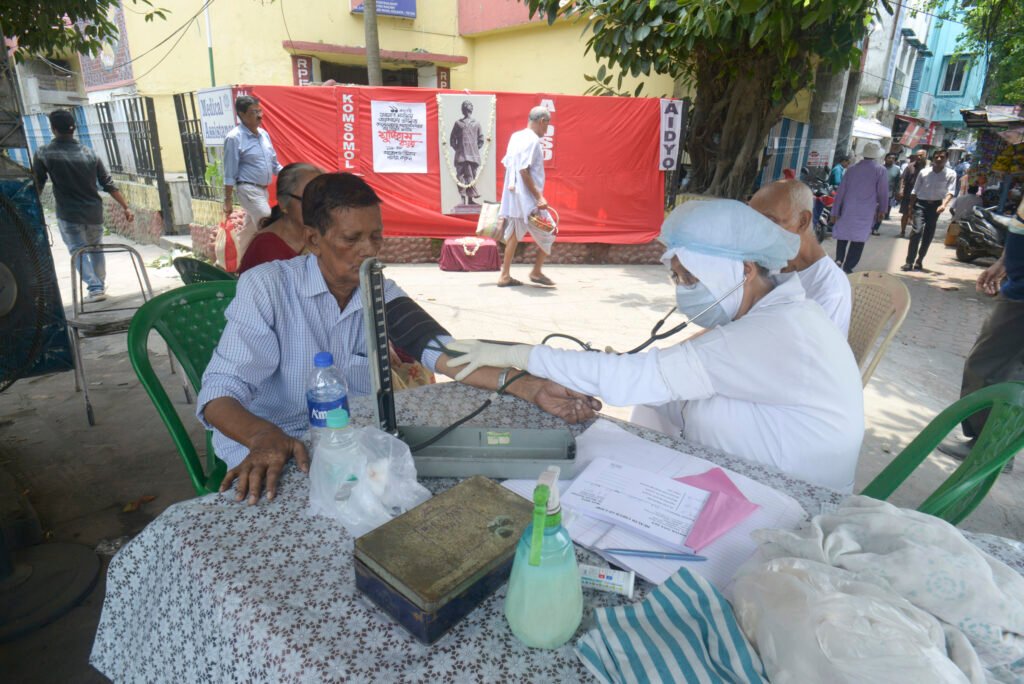 অসুখ প্রতিরোধের জন্য সচেতনতার পাঠ দেন কলকাতার নাইটিঙ্গেল গীতা দে