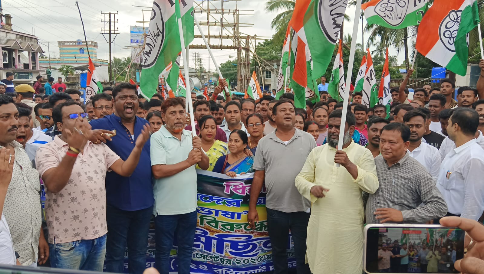 ভিন্ন রাজ্যে বাঙালি শ্রমিকদের উপর নির্যাতন, মৃত্যু, বাংলাদেশি বলে দাগিয়ে দেওয়া, পথে তৃণমূল কংগ্রেস