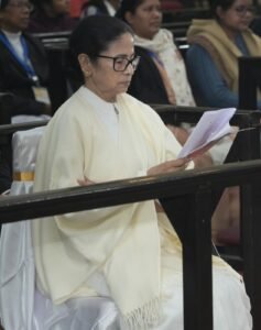 খ্রিস্টানদের বড়দিনের আগের রাতে ক্যাথিড্রালে মুখ্যমন্ত্রী, পার্ক স্ট্রিটে উৎসবের রোশনাই